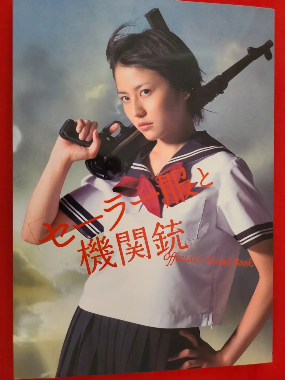 《水手服与机关枪》：少女黑帮的残酷青春与另类成长物语